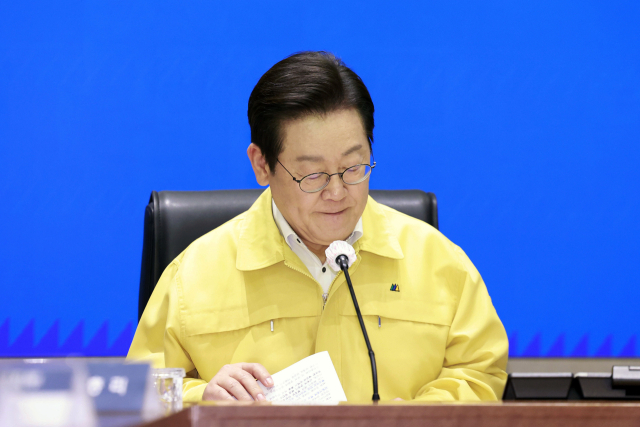 이재명 대통령이 28일 정부서울청사 중앙재난상황실에서 열린 국가정보자원관리원 화재 관련 중앙재난안전대책본부 회의에서 자료를 살펴보고 있다. 연합뉴스