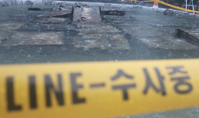 28일 대전 유성구 국가정보자원관리원 화재로 인해 불에 탄 리튬이온 배터리가 소화수조에 담겨 있다. 지난 26일 정부 전산시스템이 있는 국정자원에서 무정전·전원 장치용 리튬이온배터리 화재가 발생해 정부 전산 서비스가 대규모로 마비된 바 있다. 연합뉴스