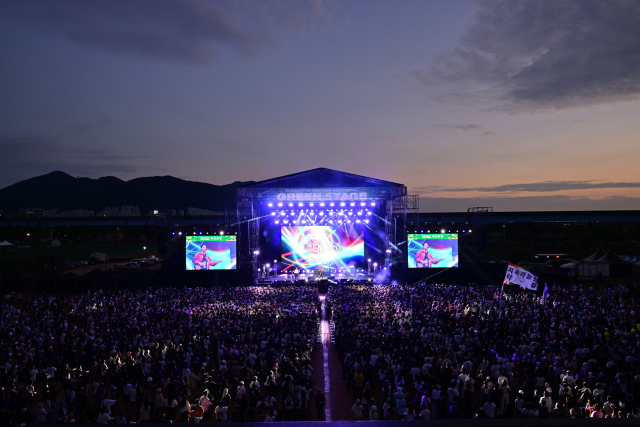 지난 27일 부산국제록페스티벌 그린 스테이지에서 글렌체크가 공연하고 있다. 부산축제조직위원회 제공