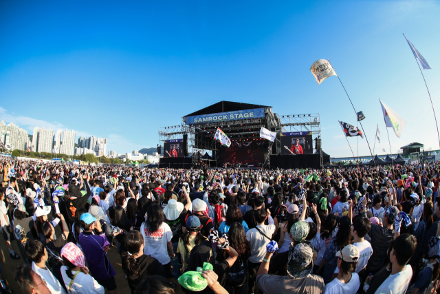 지난 27일 부산국제록페스티벌 삼락스테이지에서 와니마(WANIMA)가 공연하고 있다. 부산축제조직위원회 제공