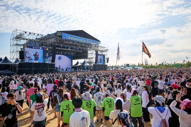 지난 27일 부산국제록페스티벌 삼락 스테이지에서 바밍타이거가 공연하고 있다. 부산축제조직위원회 제공