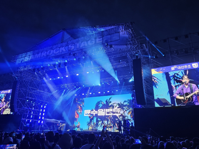 지난 27일 부산국제록페스티벌 삼락 스테이지에서 윤수일밴드가 공연 중이다. 김은영 기자 key66@