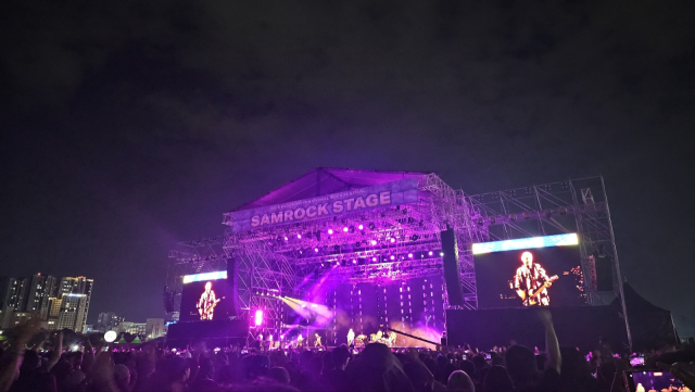 지난 27일 부산국제록페스티벌 삼락 스테이지에서 스매싱 펌킨스가 헤드라이너를 장식하고 있다. 김은영 기자 key66@