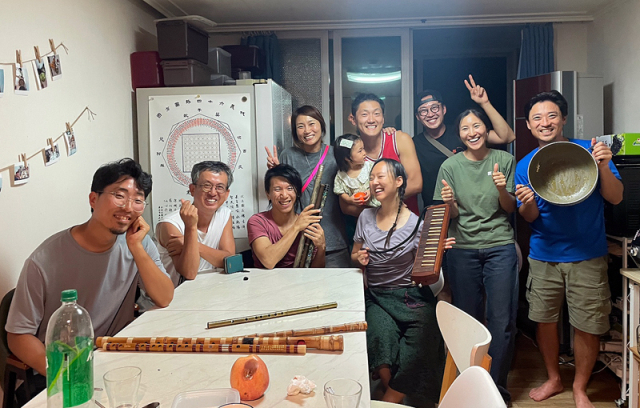 이화서원에 모인 여행자들과 활동가들. 김재형 제공