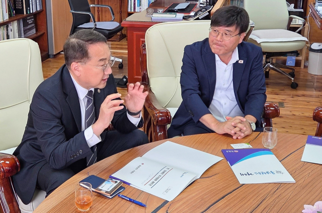 변광용 거제시장은 지난 7월 김인호 산림청장을 만나 한·아세안 국가정원에 대한 지역 사회의 염원과 의지를 전달하고 산림청의 적극적인 대응과 협력을 요청했다. 거제시 제공