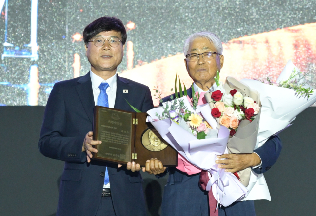 대일수산(주) 이정태 대표이사(오른쪽)가 올해 거제시민상을 받았다. 거제시 제공