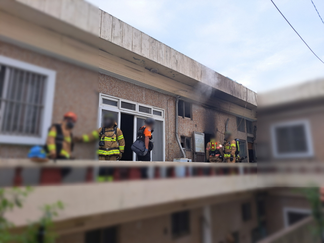 29일 오전 7시 44분께 부산 금정구 금사동의 한 다세대주택 2층에서 화재가 발생했다. 부산 금정경찰서 제공