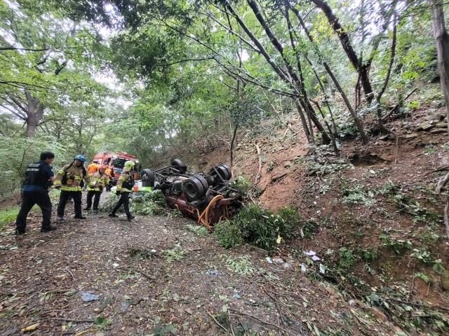 지난 28일 오전 9시 41분 양산시 상북면 천성산 임도에서 4t짜리 분뇨 수거 차량이 70m 아래로 추락해 경찰과 소방이 현장을 수습하고 있다. 독자제공