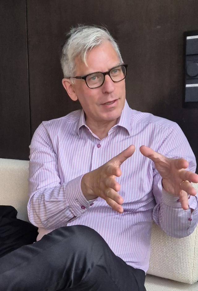 독일 베를린 도이치 오페라극장의 수석 극작가 요르그 쾨니히스도르프 씨가 지난 24일 도이치 오페라극장 사무실에서 <부산일보>와 인터뷰하고 있다. 박석호 기자