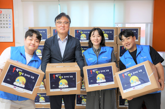 취약계층에 행복 꾸러미를 전달하는 우리카드 임직원. 사진제공=우리카드