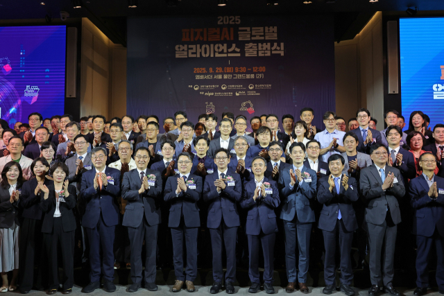 29일 서울 중구 앰배서더 서울 풀만 호텔에서 열린 ‘피지컬AI 글로벌 얼라이언스 출범식’에서 배경훈 과학기술정보통신부 장관, 임문영 국가인공지능전략위원회 부위원장(앞줄 오른쪽 여섯 번째) 등 참석자들이 출범 퍼포먼스를 하고 있다. 연합뉴스