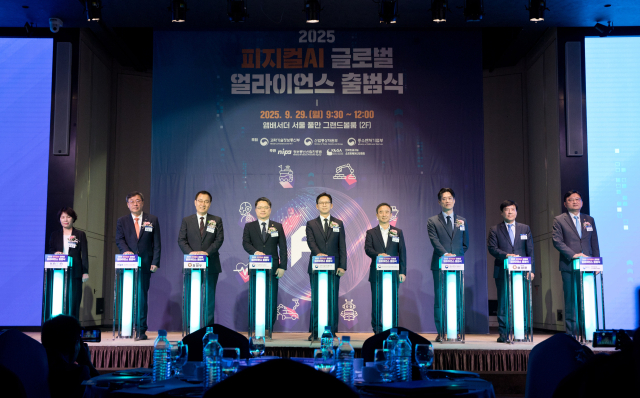 29일 서울 중구 앰배서더 서울 풀만 호텔에서 열린 ‘피지컬AI 글로벌 얼라이언스 출범식’에서 배경훈 과학기술정보통신부 장관(가운데), 임문영 국가인공지능전략위원회 부위원장 등 참석자들이 출범 퍼포먼스를 하고 있다. 과기정통부 제공