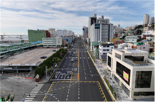 확장 공사를 끝낸 부산 서구 부산공동어시장 진입도로 전경. 부산시 제공