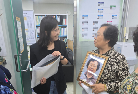 화신사이버대, 울산 매곡휴먼시아 어르신 장수사진 전달