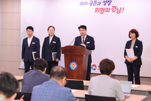 정찬식 경남도농업기술원장이 29일 도청 브리핑룸에서 기자회견을 열고 지역 농업의 미래 경쟁력을 높이기 위한 농업 기술 혁신 전략을 발표하고 있다. 경남도 제공