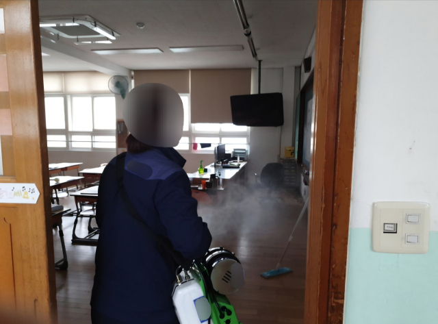 부산 남구의회 의장 배우자가 운영하는 방역업체가 남구 내 여러 복지관과 국공립 어린이집의 방역 사업을 도맡아 와 논란이 인다. 사진은 해당 업체에서 방역 작업을 진행하는 모습. 온라인 캡처.