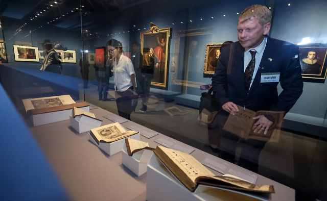 2025 부산박물관 교류기획전 ‘거장의 비밀 : 셰익스피어부터 500년의 문학과 예술’ 개막식이 29일 부산 남구 부산박물관에서 열렸다. 참석 내빈들이 전시를 관람하고 있다. 김종진 기자 kjj1761@