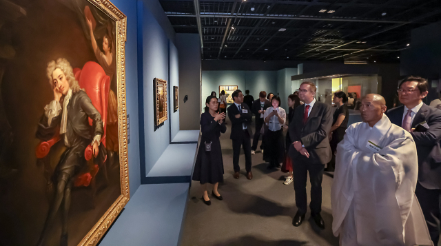 2025 부산박물관 교류기획전 ‘거장의 비밀 : 셰익스피어부터 500년의 문학과 예술’ 개막식이 29일 부산 남구 부산박물관에서 열렸다. 참석 내빈들이 전시를 관람하고 있다. 김종진 기자 kjj1761@