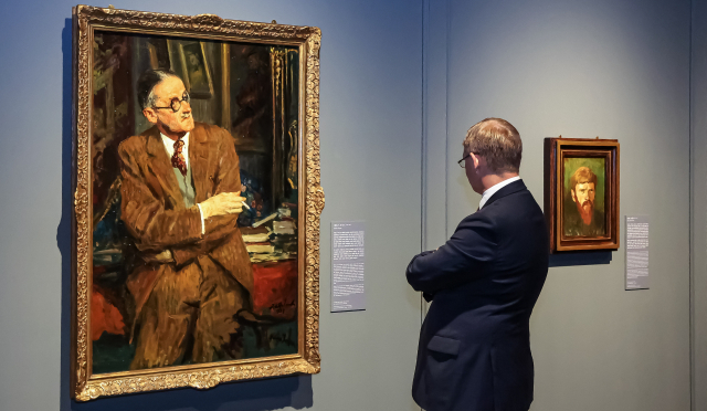 2025 부산박물관 교류기획전 ‘거장의 비밀 : 셰익스피어부터 500년의 문학과 예술’ 개막식이 29일 부산 남구 부산박물관에서 열렸다. 참석 내빈들이 전시를 관람하고 있다. 김종진 기자 kjj1761@