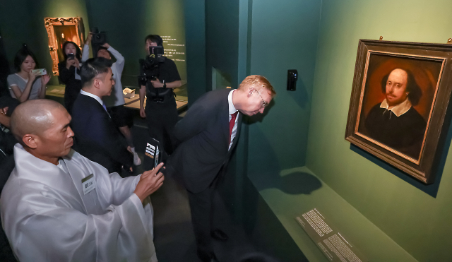 2025 부산박물관 교류기획전 ‘거장의 비밀 : 셰익스피어부터 500년의 문학과 예술’ 개막식이 29일 부산 남구 부산박물관에서 열렸다. 참석 내빈들이 전시를 관람하고 있다. 설명을 들여다보고 있는 이가 콜린 크룩스 주한영국대사. 김종진 기자 kjj1761@