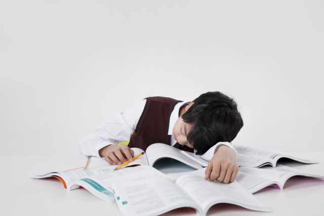 청소년기는 학업 스트레스, 사춘기 호르몬 변화 등으로 인해 수면장애가 발생하기 쉬운 시기인 만큼 슬립맥싱과 같이 수면을 지나치게 통제할 경우 오히려 불면증을 야기할 수 있다. 클립아트코리아 제공