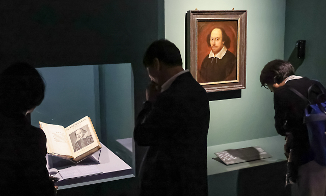 2025 부산박물관 교류기획전 ‘거장의 비밀 : 셰익스피어부터 500년 문학과 예술’ 개막식이 29일 부산 남구 부산박물관에서 열렸다. 참석 내빈들이 전시를 관람하고 있다. 김종진 기자 kjj1761@