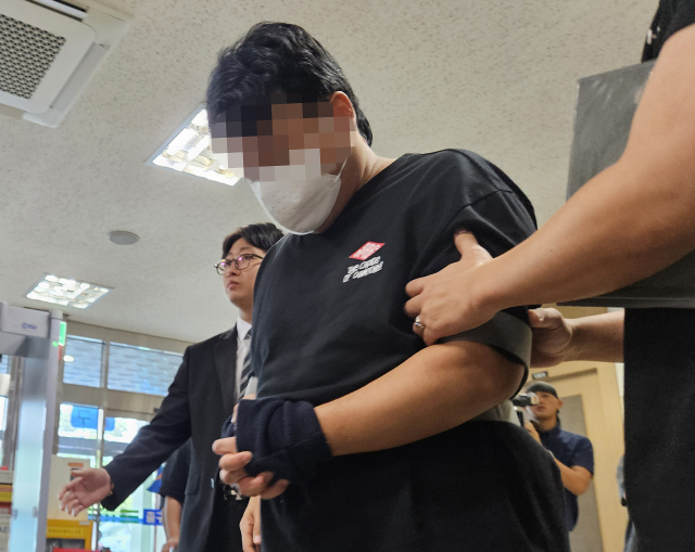 15일 대구지법에서 생후 35일된 아들을 때려 숨지게 한 30대 아빠가 구속 전 피의자 심문(영장실질심사)을 받기 위해 영장 실질 법정으로 들어가고 있다. 연합뉴스