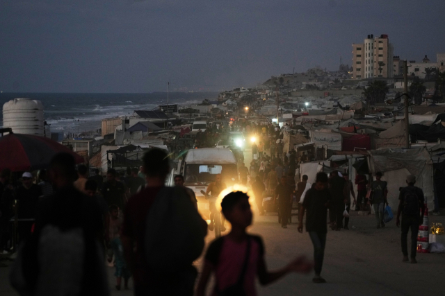 가자전쟁 2년을 일주일 여 앞둔 28일(현지 시간) 팔레스타인인들이 가자지구 북부를 탈출하고 있다. AP연합뉴스