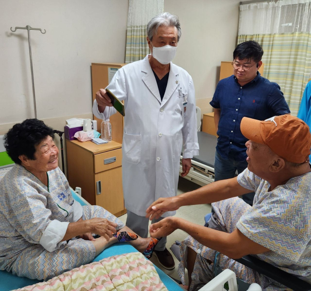 마테오 A. 산토스(오른쪽)씨가 강신혁(가운데) 병원장과 함께 김명옥 씨에게 감사를 표하고 있다. 강동병원 제공