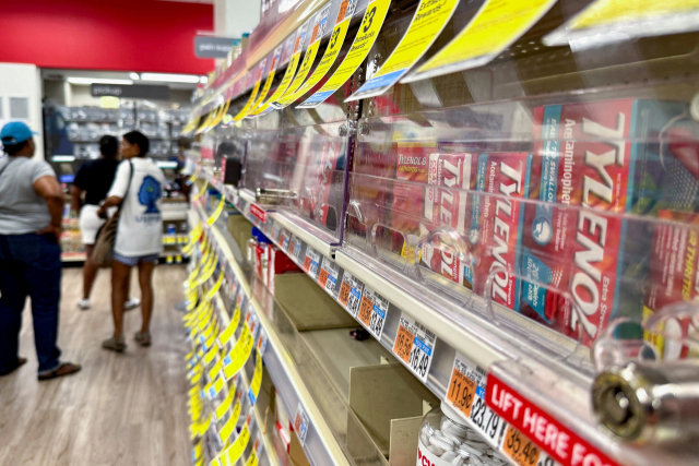 “임신 중 ‘타이레놀’ 복용이 자폐아 출산 위험을 높인다”는 미국 도널드 트럼프 대통령의 최근 발표에 정부가 복용 가이드라인을 내놨다. 미국 현지 약국에 진열된 타이레놀. 로이터연합뉴스