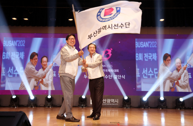 29일 오후 부산시청 대강당에서 열린 제106회 전국체육대회 부산대표선수단 결단식에서 박형준 부산시장과 장인화 부산시체육회장이 단기를 흔들며 필승 의지를 다지고 있다. 오는 17일 부산에서 개최되는 제106회 전국체육대회를 앞두고 열린 이날 행사에는 체육계 인사와 선수·임원 등 600여 명이 참석했다. 정종회 기자 jjh@