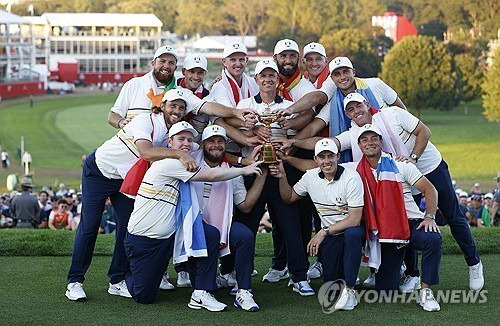 29일(한국 시간) 미국 뉴욕주 파밍데일의 베스페이지 블랙 코스(파70)에서 열린 라이더컵에서 유럽팀이 우승한 후 기뻐하고 있다. 로이터연합뉴스