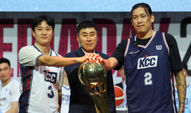 프로농구 개막 미디어데이 행사에서 KCC 허웅, 이상민 감독, 최준용(왼쪽부터)이 포즈를 취하고 있다. 연합뉴스