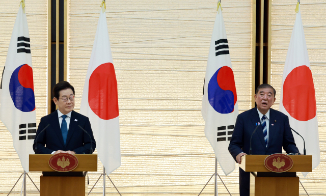 이재명 대통령과 이시바 시게루 일본 총리가 지난달 23일 일본 도쿄 총리 관저에서 한일 정상회담을 가진 후 공동 언론 발표를 하고 있다. 연합뉴스