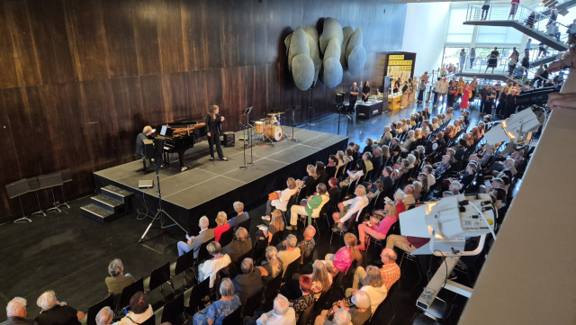 도이치 오페라극장 로비에 마련된 간이 무대에서 보여주는 서비스 공연 모습. 박석호 기자