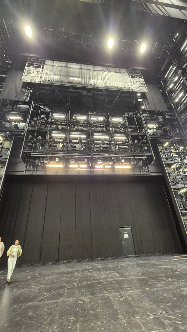 국립오페라극장의 무대 뒷편 공간. 천장까지의 높이가 26m에 달한다. 박석호 기자