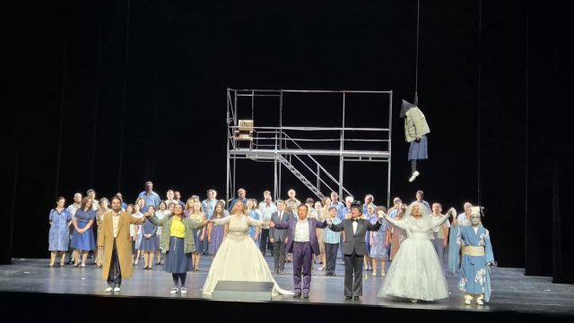 지난 24일 도이치 오페라극장에서 '투란도트' 하이라이트 공연이 끝난 뒤 배우들이 인사하고 있다. 박석호 기자