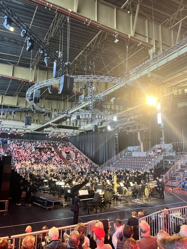 코미쉬 오페라극장의 공연장면. 현재 리모델링 중이어서 공연은 도심 외곽의 옛 비행장 격납고에서 열렸다. 박석호 기자