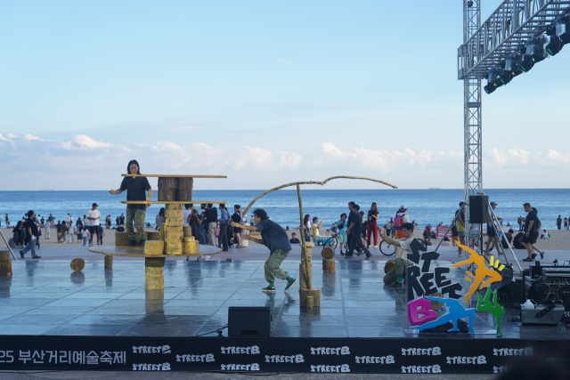 부산국제공연예술마켓(비팜)과 연계한 ‘비팜 스트리트’의 부산거리예술축제에 참가한 프랑스 컨템포러리 서커스 그룹 64J(Joule)의 작품 '목림삼'(Tree, Trees, Tres) 공연 모습. 부산문화재단 제공