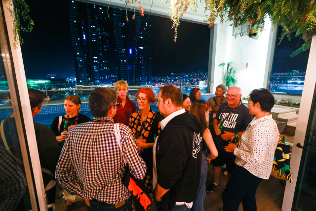 공연예술 관걔자 간 교류와 연대를 위한 네트워크 파티 '치얼스!'에 참여한 해외 델리게이트이 담소를 나누며 친교하고 있다. 부산문화재단 제공