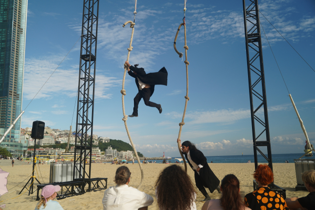 부산국제공연예술마켓(비팜)과 연계한 ‘비팜 스트리트’의 부산거리예술축제에 참여한 호주 공연기획사 '앵그리 5 앵그리맨'의 '종'(The BELLS) 공연 모습. 부산문화재단 제공