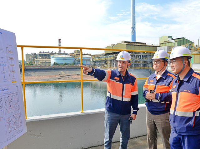 최윤범 고려아연 회장인 28~29일 울산 온산제련소를 찾아 전략광물 생산 현황을 점검하고, 38년 무분규 임단협 타결에 대해 노조에 감사 인사를 전했다. 고려아연 제공