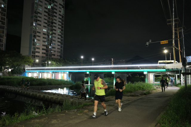 양산시민들이 빛 라인 시범운영 기간 중에 운동을 하고 있다. 양산시 제공