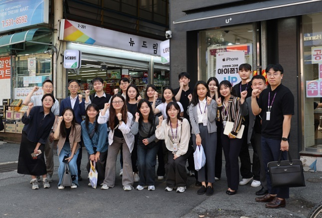 중소기업기술정보진흥원(기정원)과 소상공인시장진흥공단 청년 직원들이 29일 대전 한민시장 앞에서 기념촬영을 하고 있다. 기정원 제공