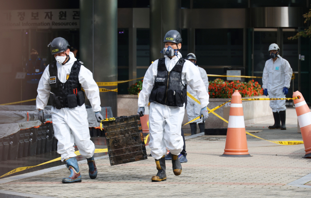 30일 오전 대전 유성구 국가정보자원관리원(국정자원) 화재 현장에서 감식 관계자들이 불이 붙었던 무정전·전원 장치(UPS)용 리튬이온배터리의 안정화 작업을 마치고 옮기고 있다. 앞서 지난 26일 정부 전산시스템이 있는 국정자원에서 리튬이온배터리 화재가 발생해 정부 전산 서비스가 대규모로 마비된 바 있다. 연합뉴스