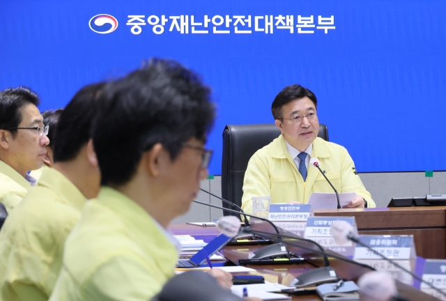 윤호중 행정안전부 장관이 30일 서울 종로구 정부서울청사에서 열린 국가정보자원관리원 행정정보 시스템 화재 관련 중앙재난안전대책본부 6차 회의에서 발언하고 있다. 연합뉴스