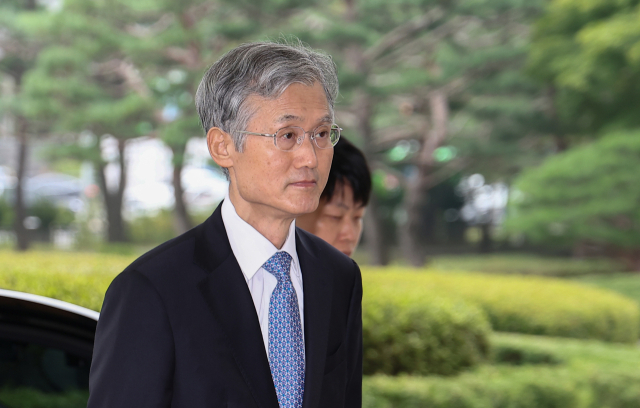 국회 법사위가 더불어민주당 주도로 조희대 대법원장의 대선개입 의혹에 대한 청문회를 열 예정인 30일 불출석 사유서를 제출한 조 대법원장이 서울 서초구 대법원으로 출근하고 있다. 연합뉴스