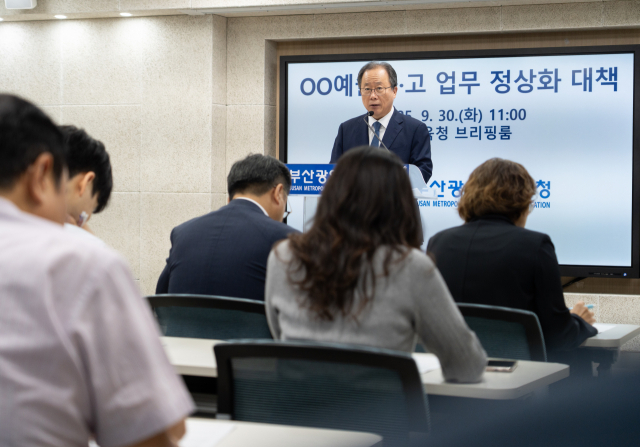 김석준 부산시교육감이 30일 오전 11시 부산시교육청 본관 2층 브리핑룸에서 학생 3명이 숨진 A 고등학교 업무 정상화 대책을 발표하고 있다. 부산시교육청 제공