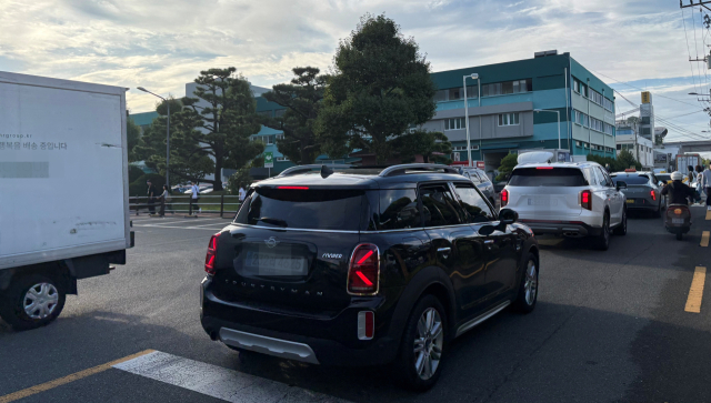 지난해 10월 경남 김해시 안동공단에 대형 물류센터가 문을 열면서 출근 시간대 물류센터와 접한 왕복 2차선 도로의 체증이 더욱 심해져 공단 내 업체 근로자들의 불편이 가중됐다. 이경민 기자