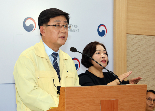 김성환 환경부 장관이 지난 29일 정부세종청사 환경부 기자실에서 윤석열 정부에서 지난해 7월에 발표한 14개 신규 댐 중에서 7개 댐은 건설 추진을 중단하고 나머지 7개 댐은 기본 구상 및 공론화를 통해 최종적으로 결정하겠다고 밝히고 있다. 연합뉴스